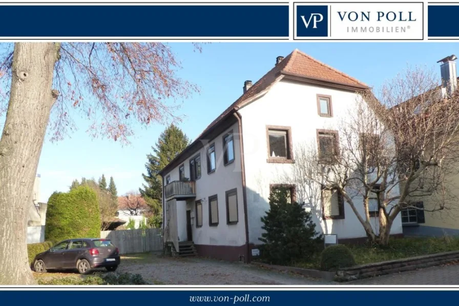 Frontansicht mit Balken - Haus kaufen in Bühl - Renditeobjekt mit großem Garten und zusätzlicher Bauplatz mitten in Bühl
