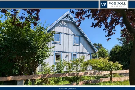 Straßenansicht - Haus kaufen in Hohen Neuendorf - Top gepflegtes Schwedisches Landhaus mit großem und toll angelegtem Garten, Blockhaus Sauna und Pool