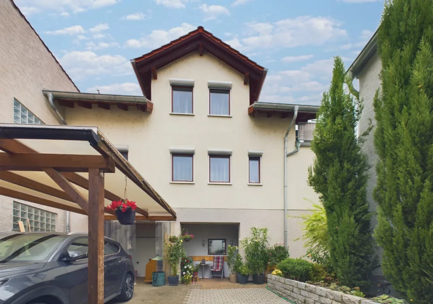 Aussenfassade mit Carport