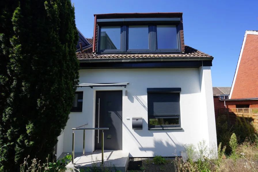 Ansicht - Haus kaufen in Braunschweig / Broitzem - Charmantes und vollständig renoviertes Reiheneckhaus in beliebter Lage und ruhiger Lage