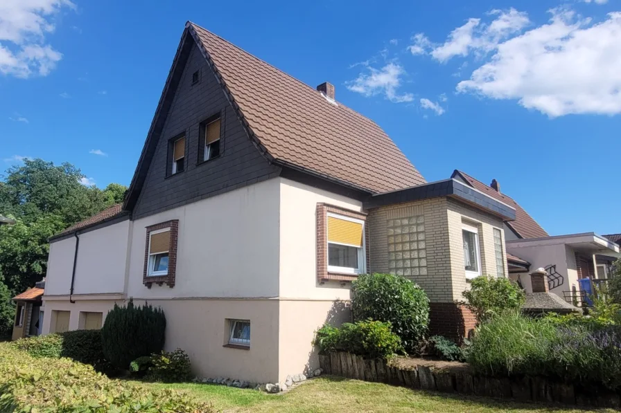 Ansicht - Haus kaufen in Schöningen - Gepflegtes Einfamilienhaus mit drei Garagen in zentraler und ruhiger Lage in Schöningen