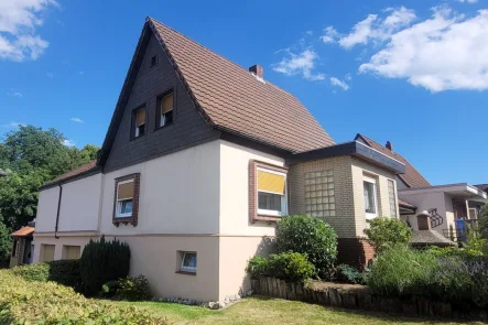 Ansicht - Haus kaufen in Schöningen - Gepflegtes Einfamilienhaus mit drei Garagen in zentraler und ruhiger Lage in Schöningen