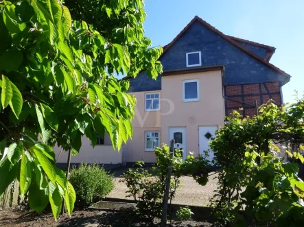 Ansicht - Haus kaufen in Wolfsburg / Fallersleben - Charmantes Dreifamilienhaus mit Stellplätzen und Nebengebäude in Fallersleben