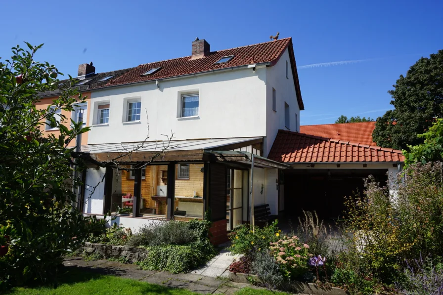 Ansicht - Haus kaufen in Braunschweig / Schuntersiedlung - Haus für die Familie mit Einliegerwohnung und Garage auf großem Eigentumsgrundstück