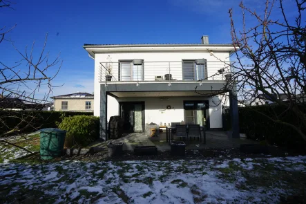 Südansicht Gebäude - Haus kaufen in Vechelde / Denstorf - Moderne Stadtvilla mit vielseitiger Ausstattung und Südterrasse