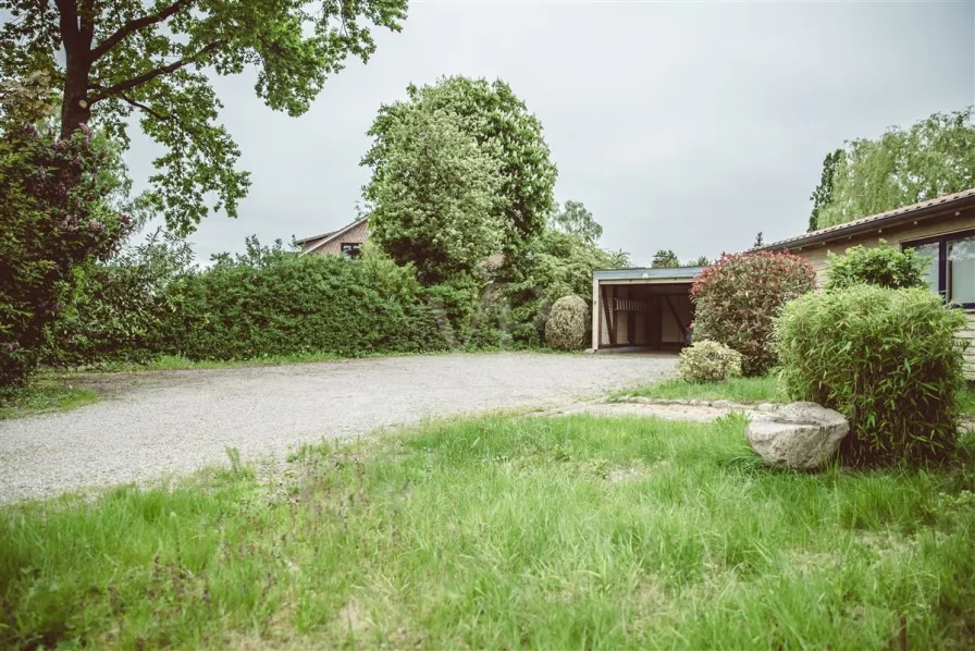 Carport & Parkplätze