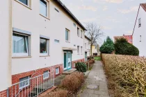 Fußweg zum Hauseingang des gepflegten Mehrfamilienhauses