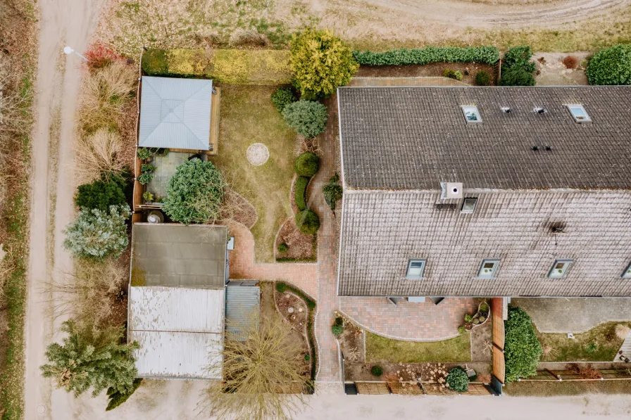 Idyllisches Wohnen: Doppelhaushälfte mit gepflegtem Garten und Doppelcarport.