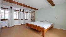 Schlafzimmer OG mit Fenster zum Wintergarten