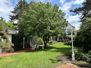 Garten mit Blick auf Haupthaus