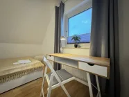 DG rechts - Zimmer 1 Schreibtisch