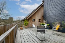 Sonnendeck mit Blick ins Tal