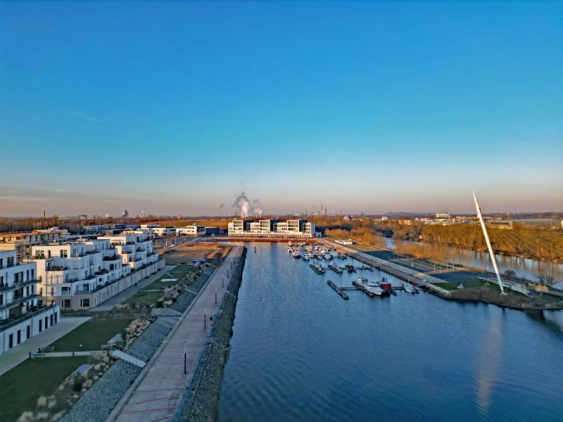 Hafenbecken mit Gebäuden von Osten