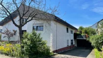 Ansicht mit Garage