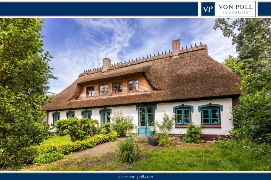 Titelbild - Haus kaufen in Süderfahrenstedt - Liebevoll saniertes Reetdachanwesen mit großem Grundstück in idyllischer Alleinlage