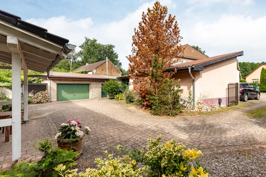 Garage und Parkmöglichkeiten vor der "Scheune"