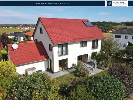 Rückansicht - Haus kaufen in Kumhausen - Traumhaftes Zuhause mit herrlichem Ausblick: Einfamilienhaus in Kumhausen/Preisenberg