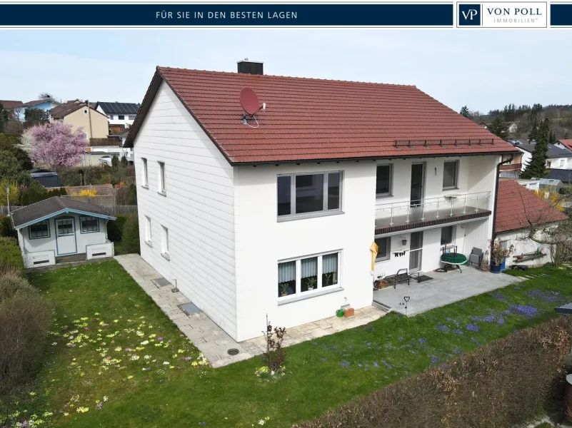 Rückansicht - Wohnung kaufen in Kumhausen - Einladende Wohnung in Kumhausen: Viel Platz, viele Vorzüge und Extras im Zweifamilienhaus