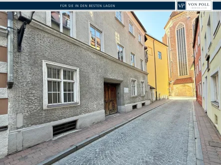 Außenansicht - Haus kaufen in Landshut - Historisches Stadthaus neben der Martinskirche – Ein Juwel mit einzigartigem Potenzial