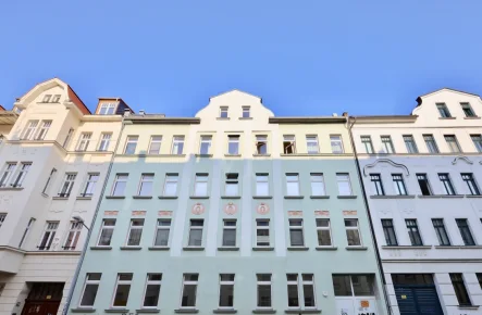 Hausansicht - Wohnung kaufen in Leipzig / Altlindenau - Lindenauer Lebenslust: Sonnige 2-Zimmer-Oase mit Balkon