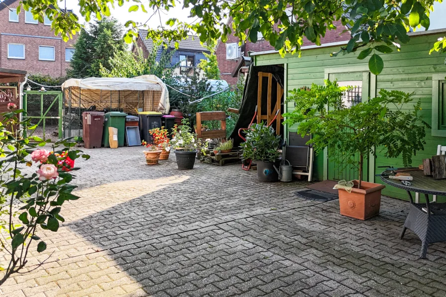 Garten mit Hühnerstall und Carport 