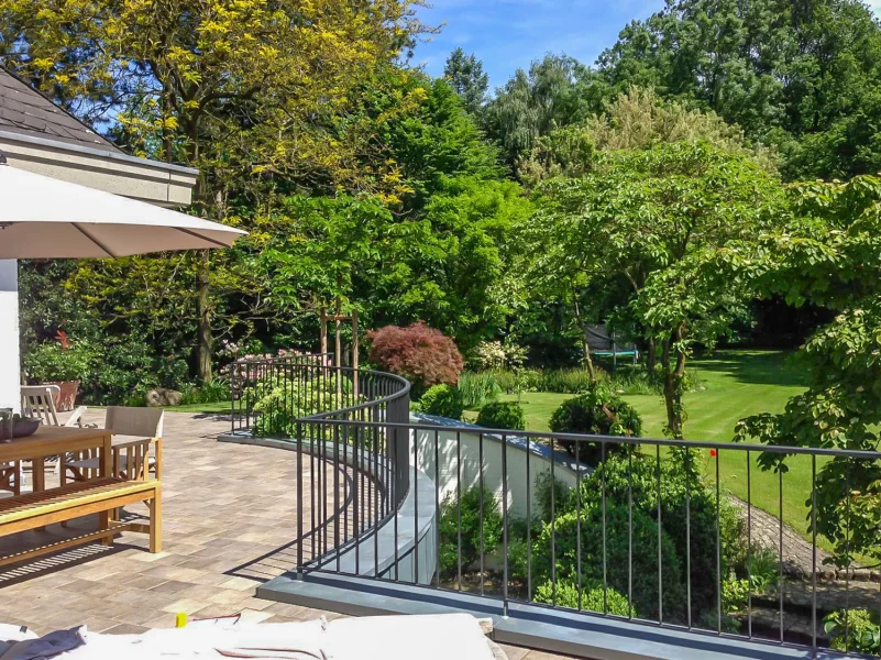 Terrasse mit Blick in den Garten