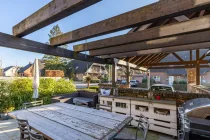 Außergewöhnlich schöne Terrasse mit rustikaler Pergola