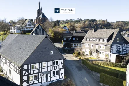 Titelbild - Haus kaufen in Winterberg / Züschen - Renoviertes Einfamilienhaus mit angrenzendem Apartment