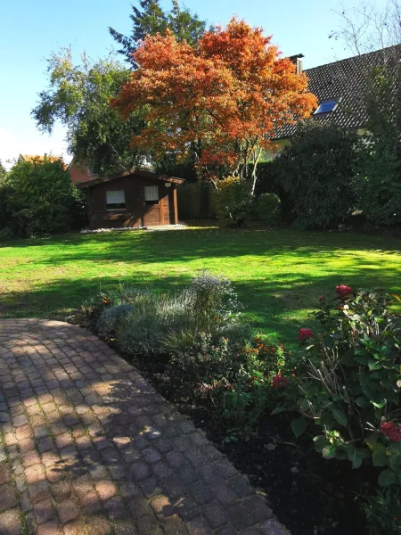 Garten mit Blockhaus