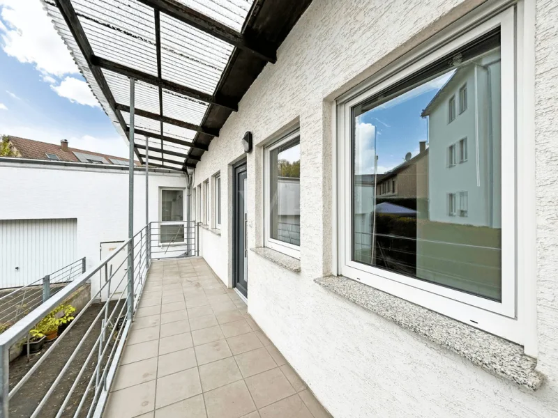 Balkon und Eingangsbereich der Wohnung