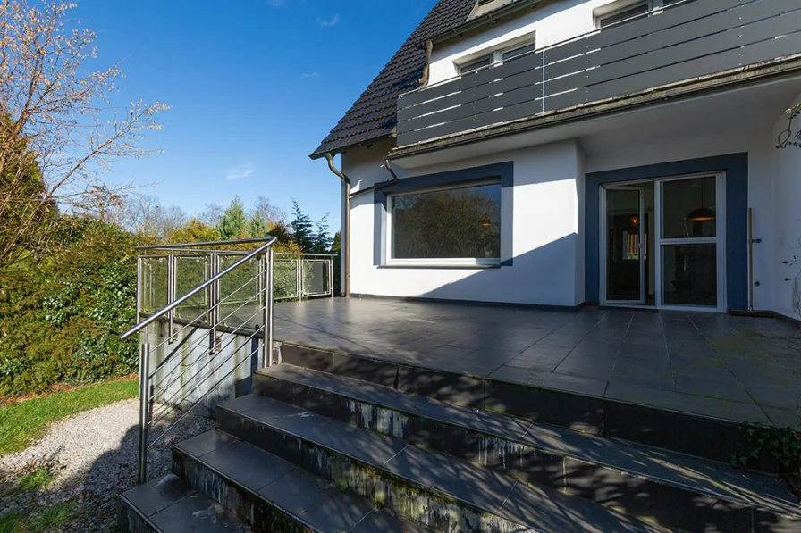 Terrasse mit Stufen zum Garten