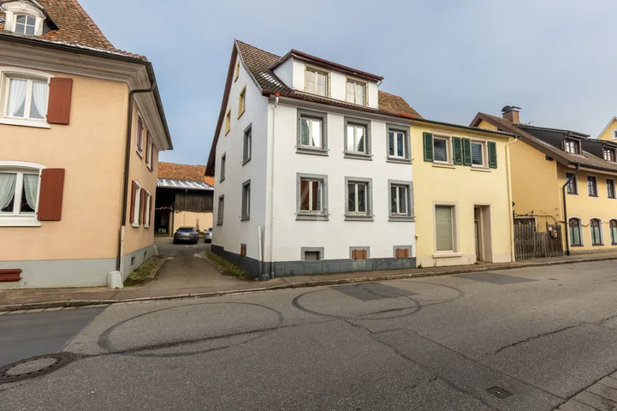 Außenansicht - Haus kaufen in Müllheim / Britzingen - Charmante Hofanlage mit zwei historischen Doppelhaushälften, Scheune und Garten - denkmalgeschützt