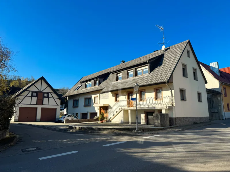 Titelbild - Haus kaufen in Bötzingen - Zweifamilienhaus mit Garten und Garage in idyllischer Lage