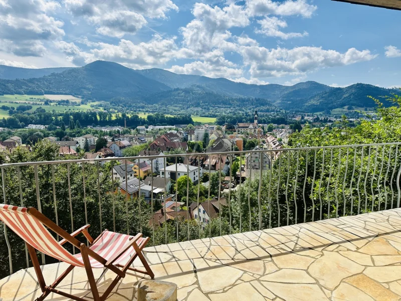 Ausblick - Haus kaufen in Waldkirch / Kollnau - Großzügiges Einfamilienhaus - auch gut teilbar - mit herrlichem Blick