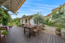 Terrasse/Freisitz mit Markise mit Blick in den Hof