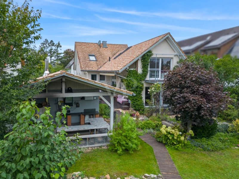 Ansicht auf das Haus und Sommerküche von der Gartenseite  - Haus kaufen in Breisach am Rhein - Offen gestaltetes Einfamilienhaus in saniertem Zustand