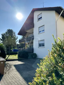 Ausenansicht mit Stellplatz - Wohnung mieten in Freiburg im Breisgau / Tiengen - Großzügige  4-Zimmer Wohnung mit ca.148qm in Freiburg Tiengen, ab sofort verfügbar