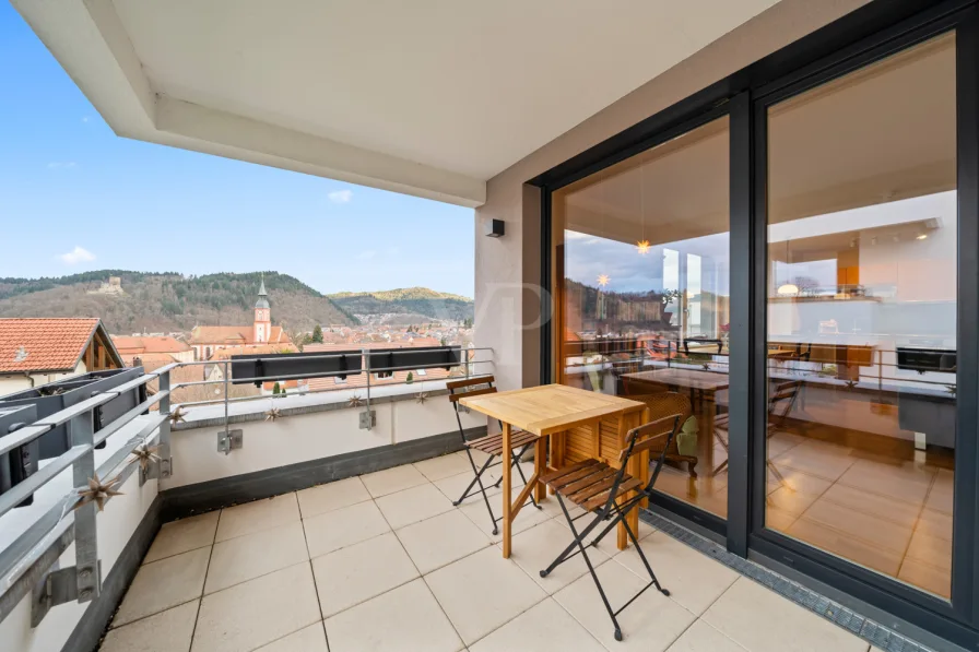 überdachter Balkon mit Aussicht auf die Kastelburg