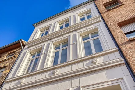 Frontansicht 1 - Haus kaufen in Eschweiler - Modernisiertes Stadthaus, mit 2 Wohneinheiten!