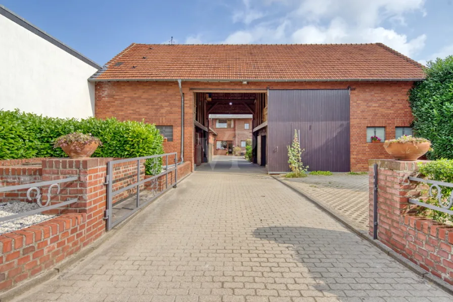 Titelbild - Haus kaufen in Jülich - Exklusiver Privatstall mit attraktivem Ein-/Zweifamilienhaus