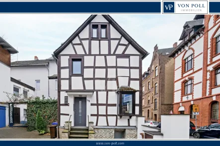 Titelbild - Haus kaufen in Koblenz / Pfaffendorf - Charmantes Einfamilienhaus mit kleiner Terrasse und Garage in beliebter Lage