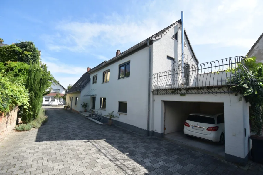 Hof mit Garage und Dachterrasse