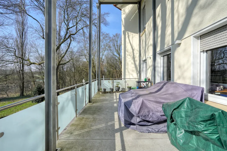 Große Terrasse mit Aussicht ins Grüne