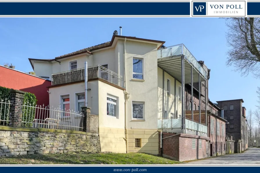 Rückseite mit Terrasse - Wohnung kaufen in Bochum - Große Erdgeschosswohnung mit schöner Terrasse in grüner Wohnlage am Stadtrand