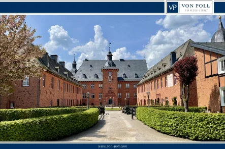 Titel Web - Wohnung kaufen in Kirchhundem - Geschichtsträchtig wohnen im Wasserschloss am Rothaarsteig