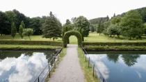 Schlosspark mit Wassergraben