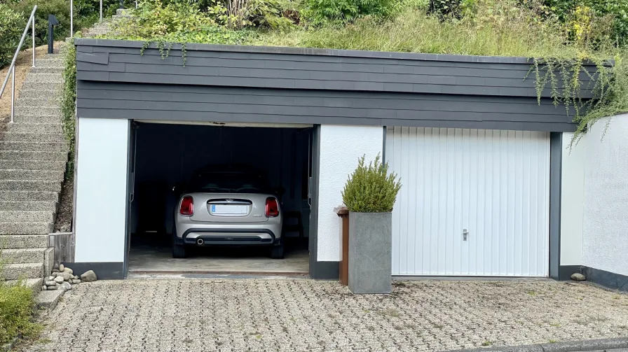 Große, massiv gebaute Doppelgarage