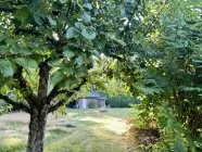 Blick auf gemauertes Gartenhaus