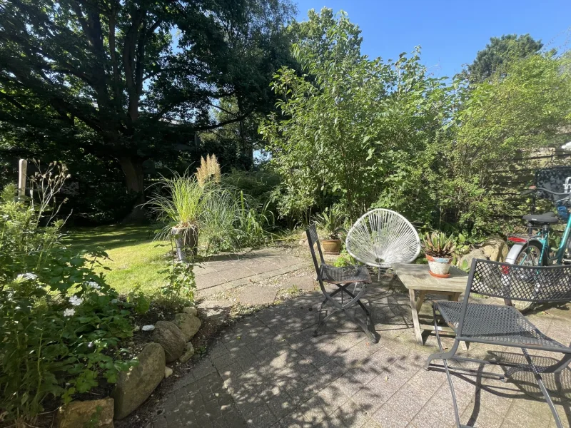 Terrasse mit Blick in den großen Garten