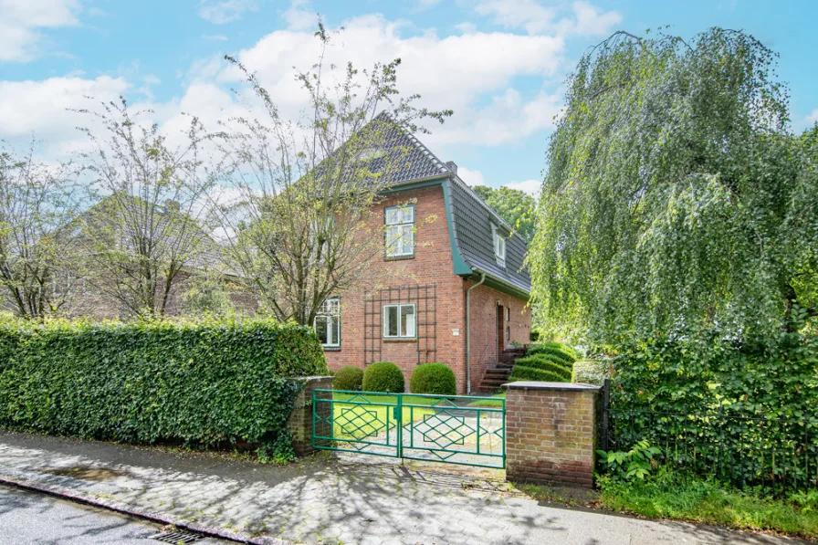 Villa in der Straßenansicht - Haus kaufen in Hamburg - Villa für die große Familie in bester Lage mit wunderschönem Garten!